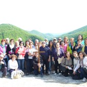 gruppo di pellegrini al termine della via Crucis allo Scoglio