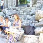 Krisitna Kupryte suona il tradizionale strumento lituano, il Kankles, in cima allo Scoglio - 1