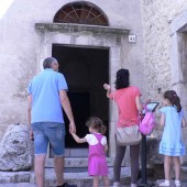 Una famiglia entra nella Casa natale di S. Rita