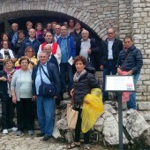 Gruppo di pellegrini da Andria in cima allo Scoglio con don Simone Maggi pro rettore del santuario