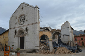 La Basilica di S. Benedetto a Norcia distrutta dal terremoto. Salva solo la facciata. 